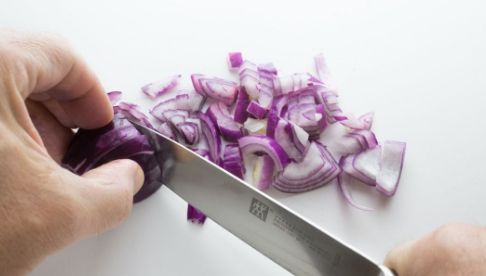 чому не можна їсти сиру цибулю